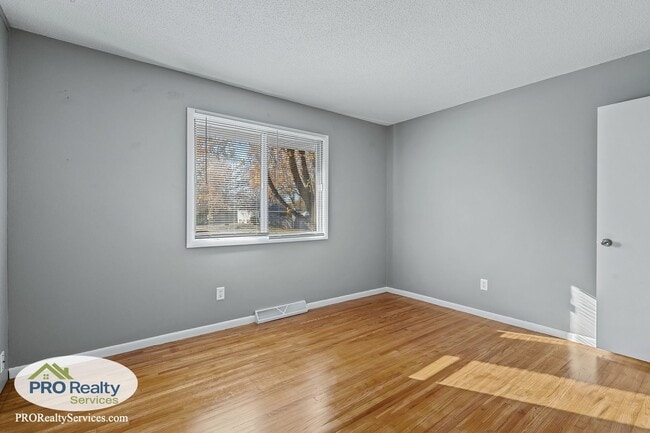 Building Photo - 4 Bedroom Home in Anoka