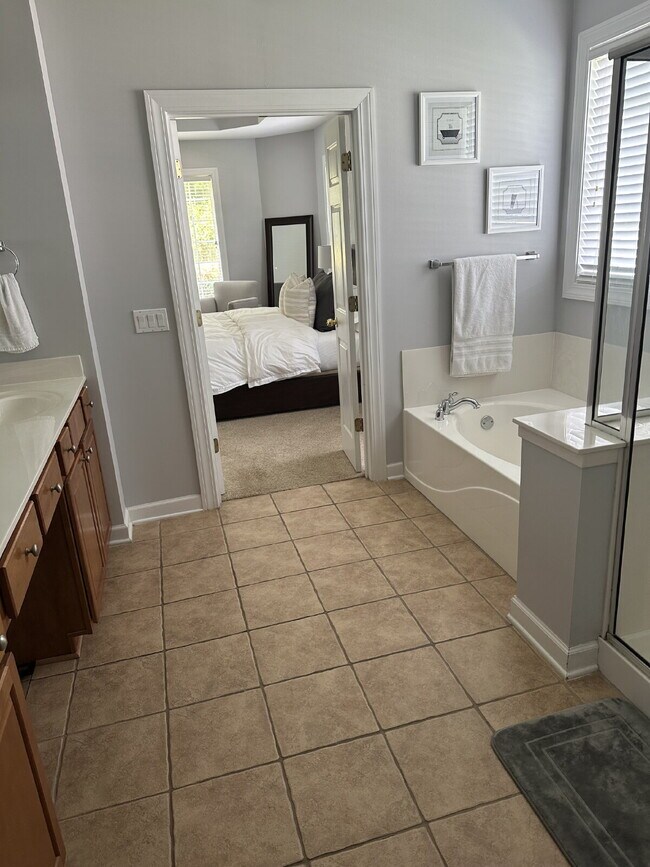 Building Photo - Beautiful 4-Bedroom Home in Desirable Baynard Park! | Hardwood Floors, Corian Countertops & Priva...