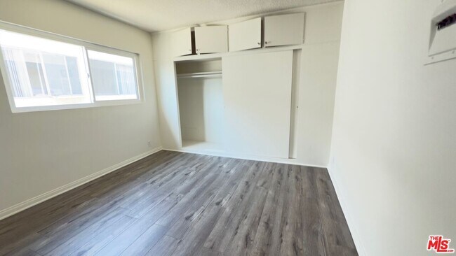 Building Photo - 975 S Kingsley Dr
