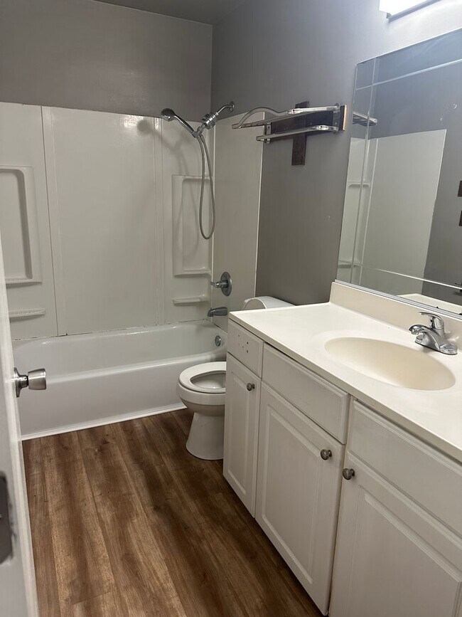 Building Photo - Available now 3 Bed/1 Bath - Heat included!