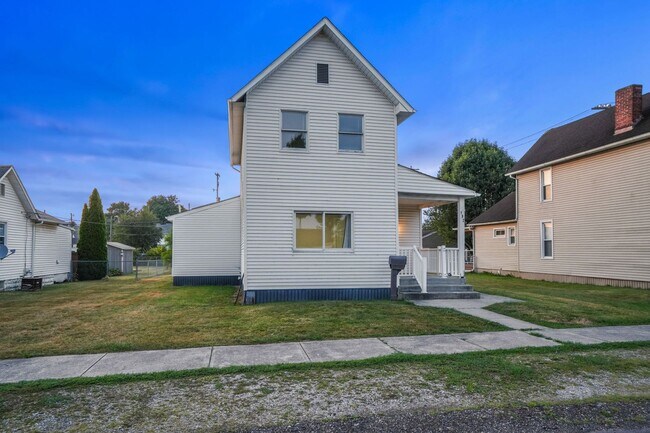 Building Photo - Beautiful Home with Large Two-Car Garage -...