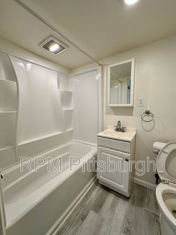 Building Photo - 828 Walbridge St