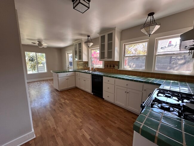 Building Photo - 930 N Fairview St