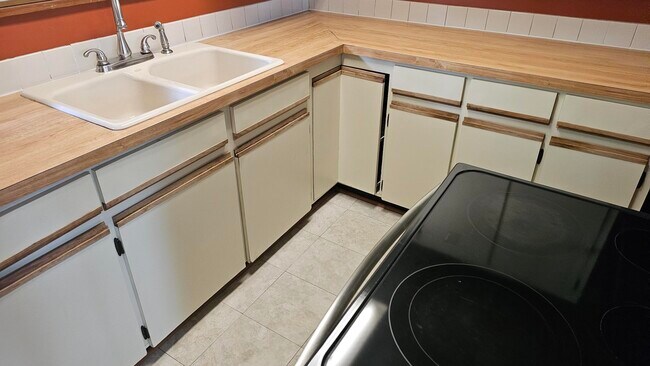 Building Photo - 123 East Ct