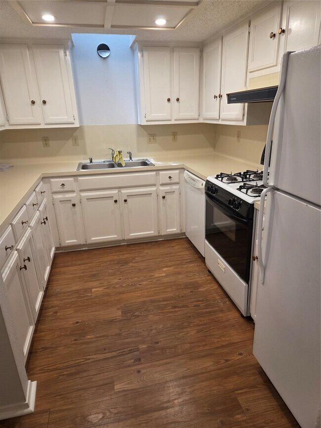 Building Photo - 8111 Baywood Dr