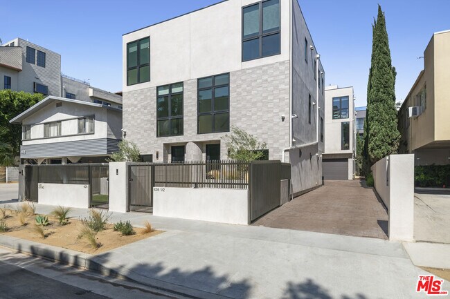 Building Photo - 426 Arnaz Dr