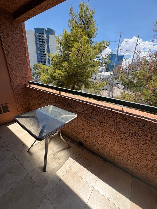 Building Photo - 220 E Flamingo Rd