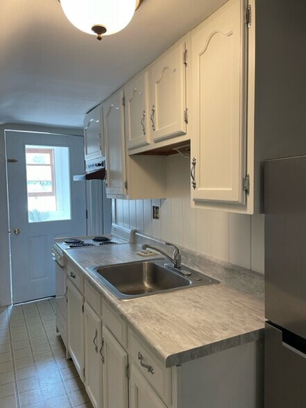 Kitchen - 22 Grove Ave