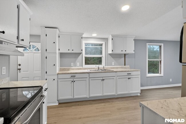 Building Photo - 5431 Pembrooke Dr