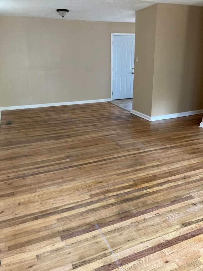 Building Photo - 2 Bed, 1 Bath Available for Rent