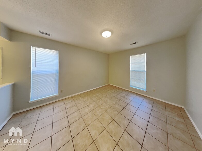 Building Photo - 3535 Laurel Cove