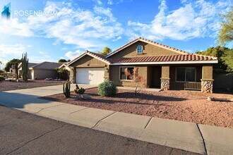 Building Photo - Gorgeous 4-bedrooms, 2-baths home with den in Peoria!