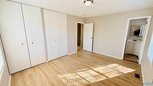 Building Photo - 2004 Chambers Dr NE