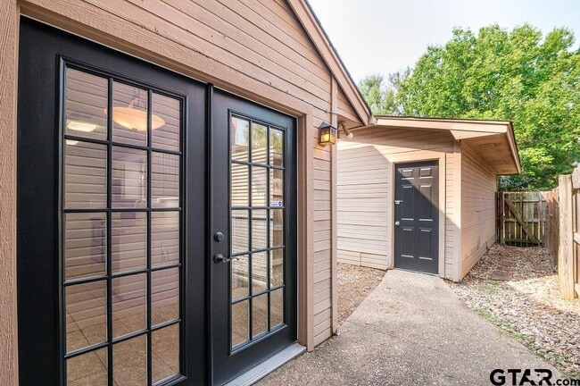 Building Photo - 5809 Hollytree Dr