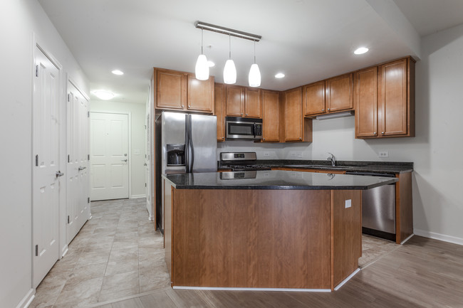Building Photo - ReVerb Century Station Apt! (3200 S Oak Park)