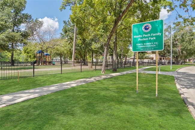 Building Photo - 8430 N Hilshire Park Dr