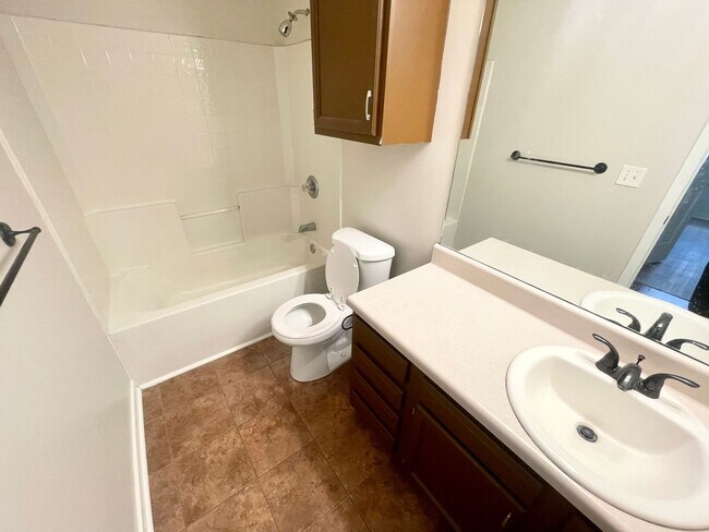 Building Photo - 3 Bedroom/2 bathroom in Pearl for Rent!