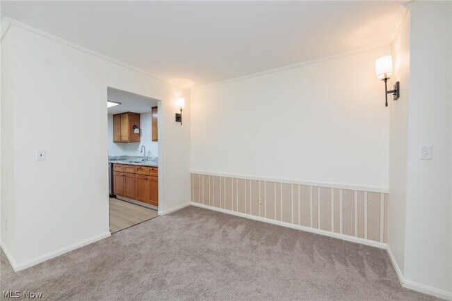 Building Photo - 7020 Carriage Hill Dr