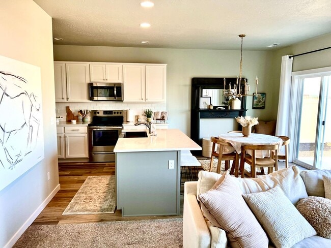 Building Photo - 3 Bedroom 2.5 Bath w/Community Pool AVAILA...