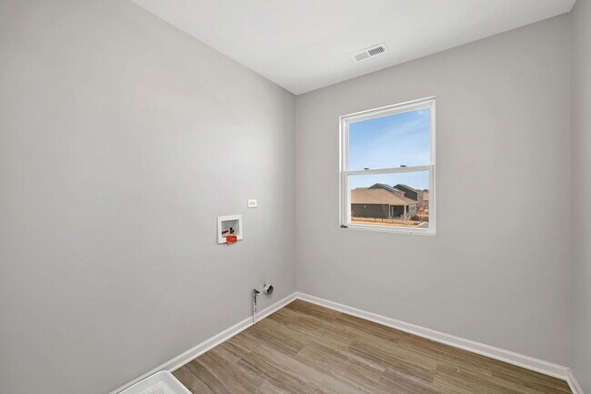 Building Photo - 733 Juniper St