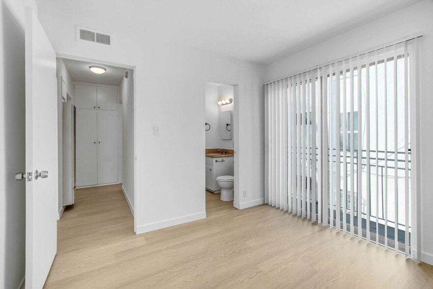 Building Photo - 744 S.Windsor Blvd. - just south of Wilshire Blvd.