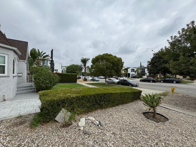 Building Photo - Large centrally located unit with shared yard