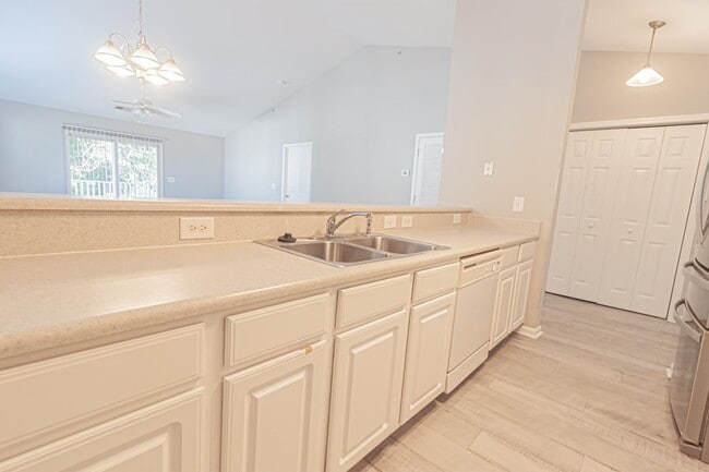 Building Photo - 4850 Meadowsweet Dr