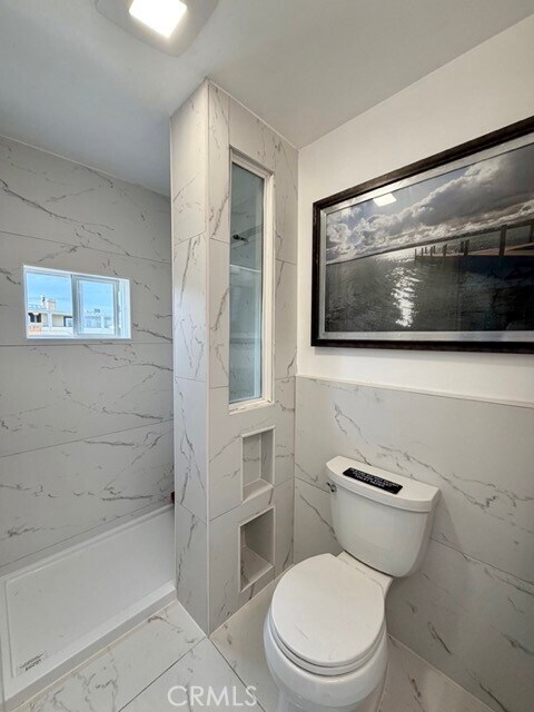 Building Photo - 2214 W Oceanfront
