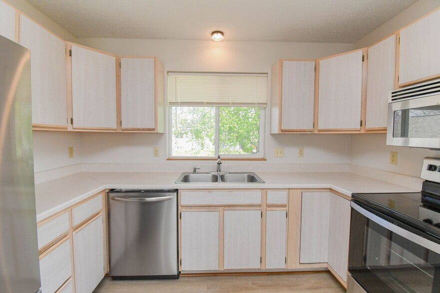 Building Photo - 4405 W Antelope Dr