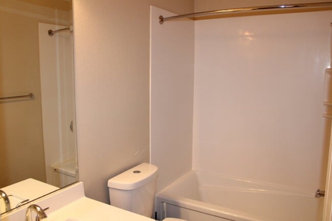 Building Photo - Beautiful 3 Bed, 3 Bath Condo in Perfect M...