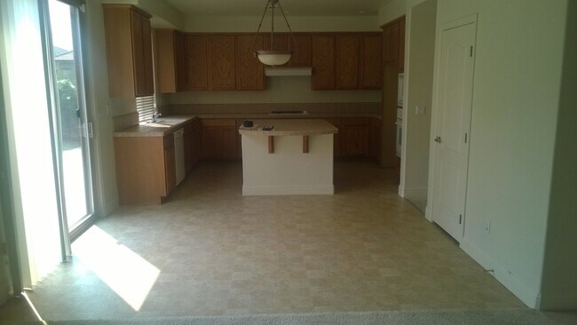 Building Photo - Excellent Elk Grove Location, Spacious 4 bedroom home with office, sitting parlor, and large kitchen