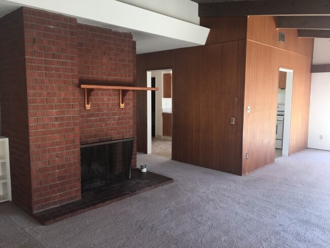 Building Photo - Country Club Area home with 4 bedrooms and...