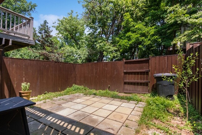 Building Photo - Really Cool, Spacious 3br Townhome with De...