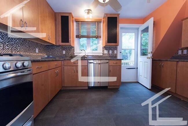 Building Photo - Huge 3 bedroom near Brookline with In-unit...