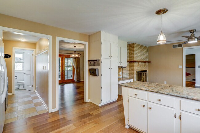 Building Photo - 1827 Larchmont Ln