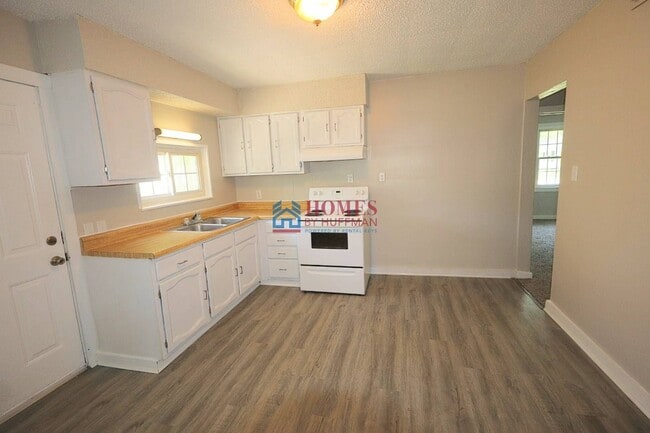 Building Photo - Three bedroom House | Two Bathroom