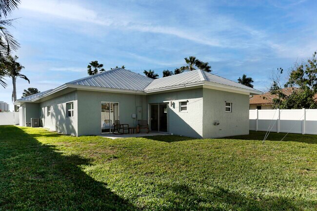 Building Photo - 10842 Vanderbilt Dr