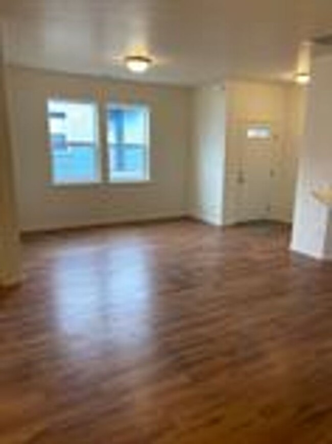 Building Photo - 3 bedroom, 2 bath, 1 car garage townhouse ...