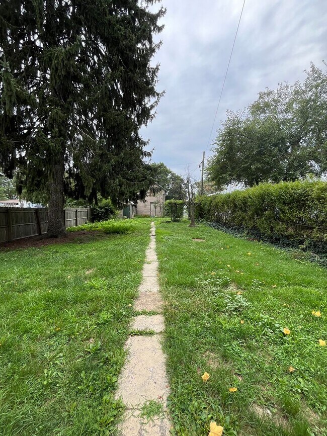 Building Photo - Spacious 4-5 Bedroom, 1.5 Bathroom 2-Story...