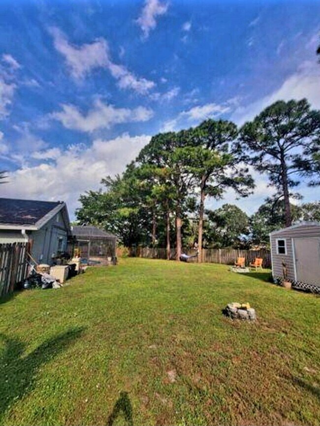 Building Photo - 1697 SW Clover St