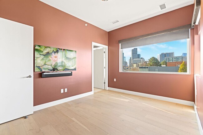 Building Photo - Beautiful 2 Bedroom 2 Bath Condo in the Heart of Rino District!