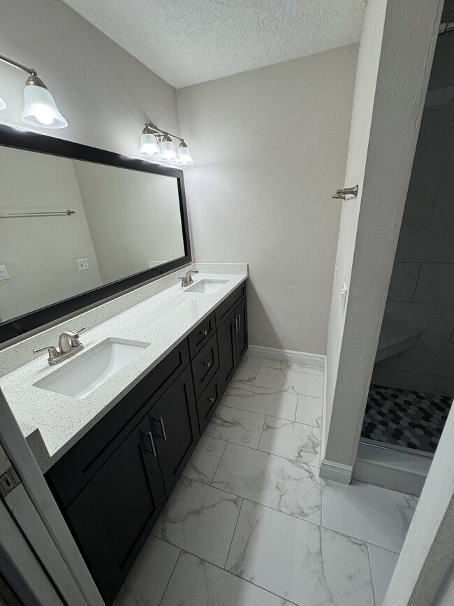 Building Photo - 3102 Shady Pine Ave