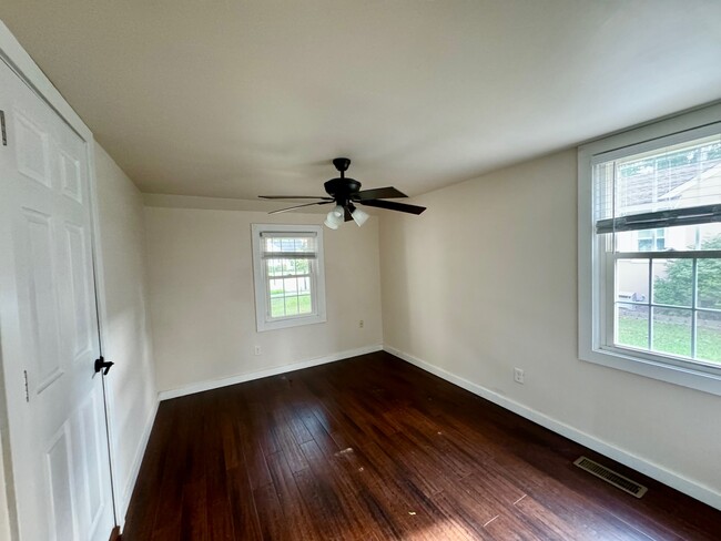 Building Photo - 129 Laurel Rd