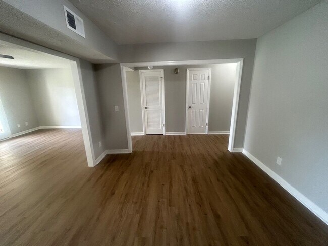 Building Photo - 137 Lionsgate Dr