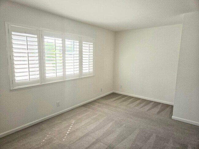 Building Photo - Superb Location for this Spacious 2 Bedroom 1.5 Bath Campbell Townhouse