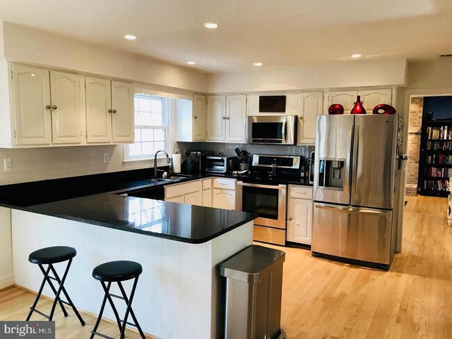 Building Photo - 15986 Cove Ln