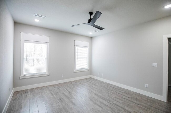 Building Photo - 14 Kinloch Dr