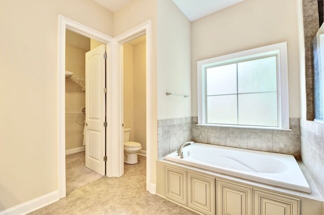 Building Photo - Spacious 4 Bed, 2.5 Bath Home in Desirable Lundy Chase