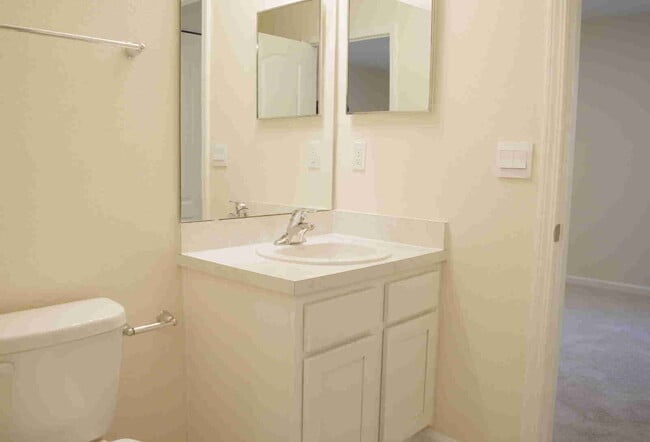 Building Photo - Stunning 3-Bedroom Townhome for Rent in Ba...
