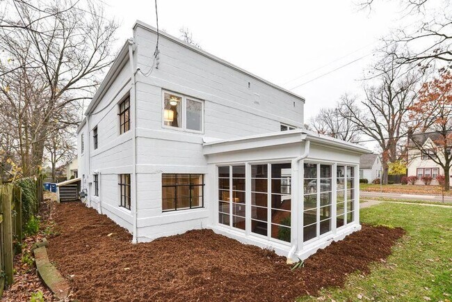 Building Photo - 814 Pauline Blvd